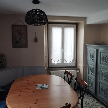 Maison De Village Dans Rue Calme *