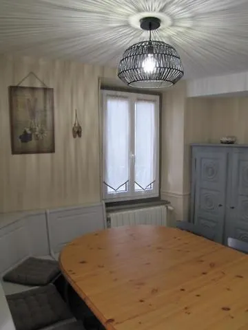 Maison De Village Dans Rue Calme *