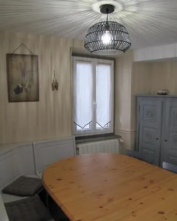 Maison De Village Dans Rue Calme *