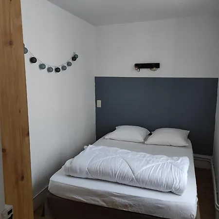 Maison De Village Dans Rue Calme *