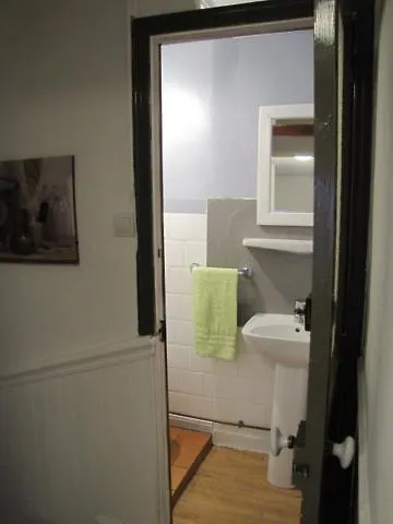 Maison De Village Dans Rue Calme