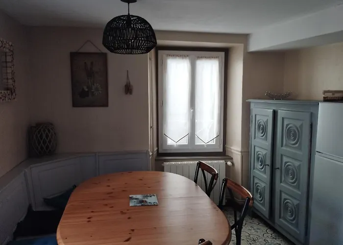 Maison De Village Dans Rue Calme *